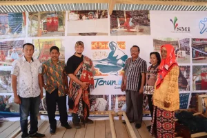 Berfoto-bersama-di-depan-logo-Tenun.in-min (1)
